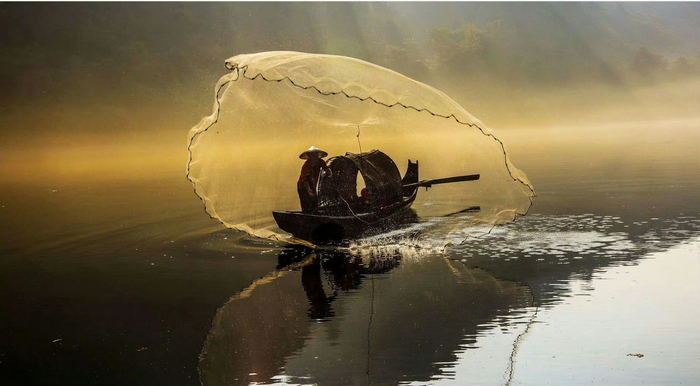 湖南小东江,云雾萦绕山间,一叶小舟飘在江面,静如止水,又震撼心灵