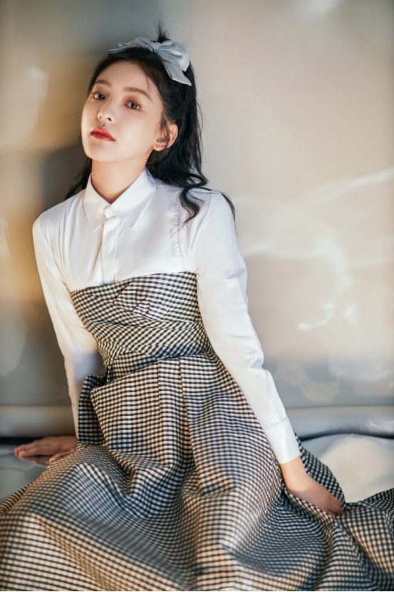 真正的小女生穿搭还得看章若楠清新时髦的简约穿搭尽显可爱风
