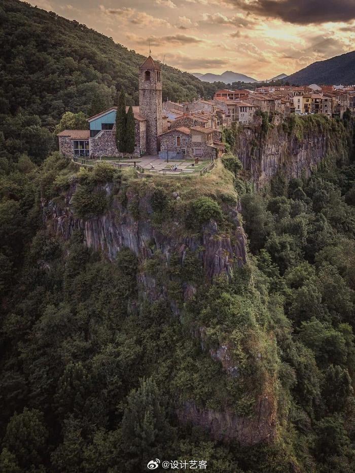 绝壁上的小镇,风景绝美 … castellfollit de la roca