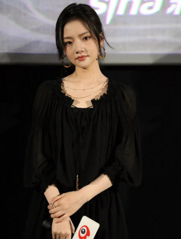 23岁女演员任敏亮相活动,妆容引发热议,网友赞比剧中造型好看!|任敏|妆容|造型