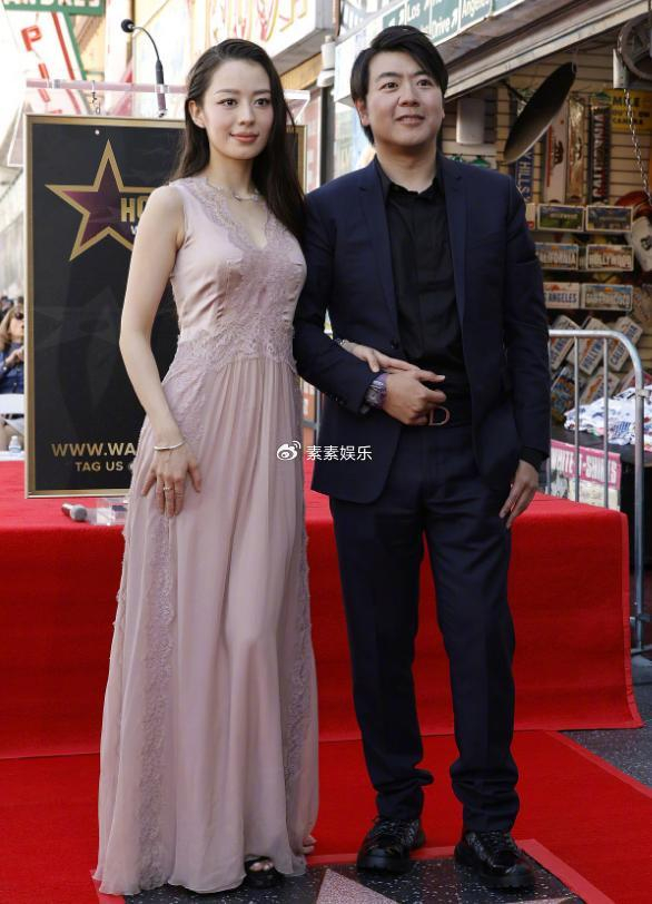 郎朗好莱坞星光大道留名吉娜穿长裙陪伴和郎朗父母一起庆祝