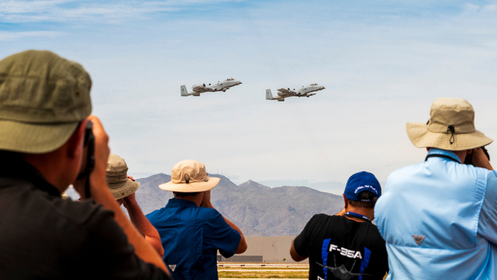 雷鸟的美国空军f16战隼战斗机在卢克日航展期间进行飞行表演