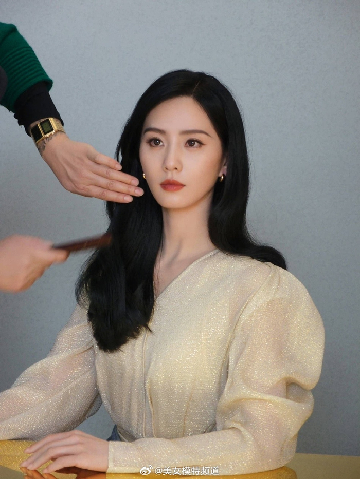 刘诗诗穿一字肩白裙长发披肩微微露笑气质温婉迷人