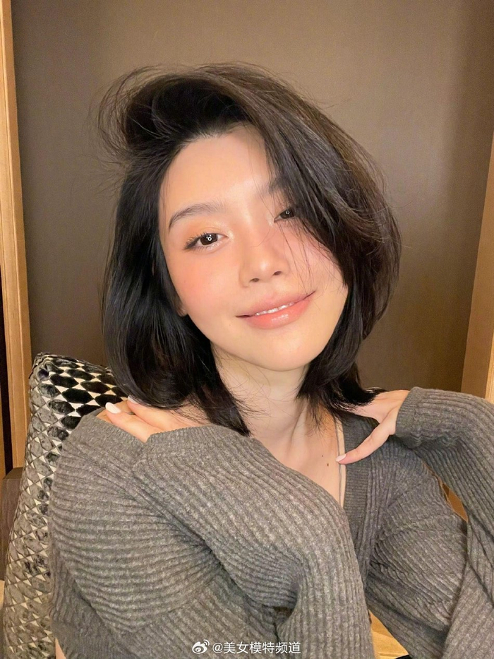 奚梦瑶穿黑色短裙秀好身材 锁骨清晰肤白腿长笑容满满