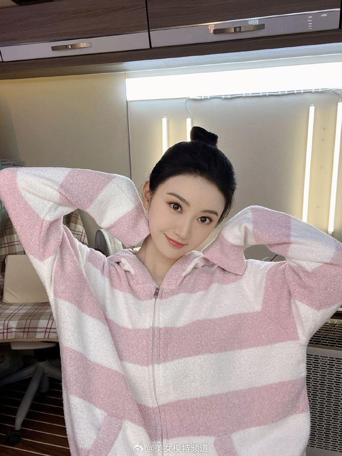 景甜甜美比心六宫格 粉色条纹温柔可人眸眼好清澈
