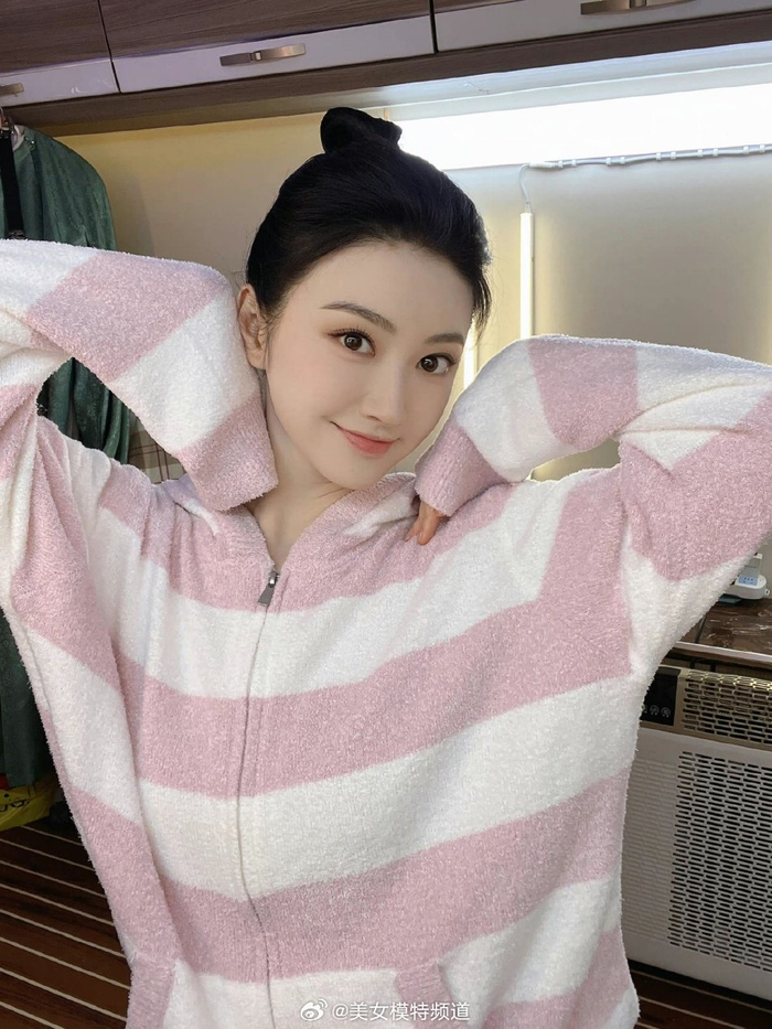 景甜甜美比心六宫格 粉色条纹温柔可人眸眼好清澈