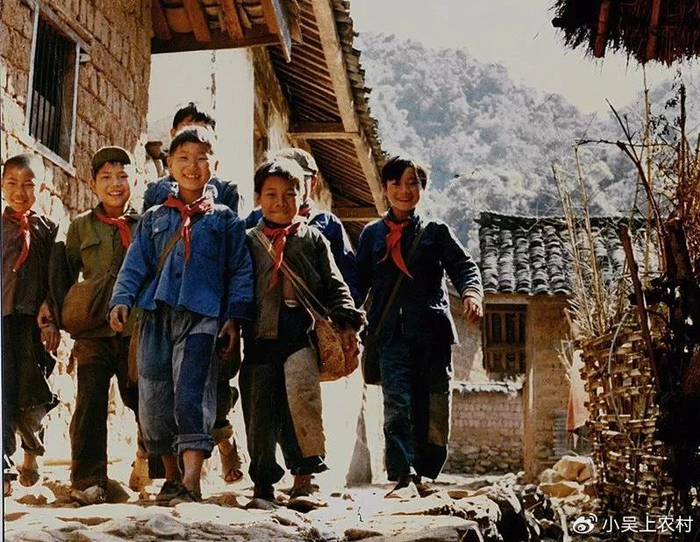 80年代读书连鞋都没得穿,打着赤脚去上学,脚底长厚厚的老茧