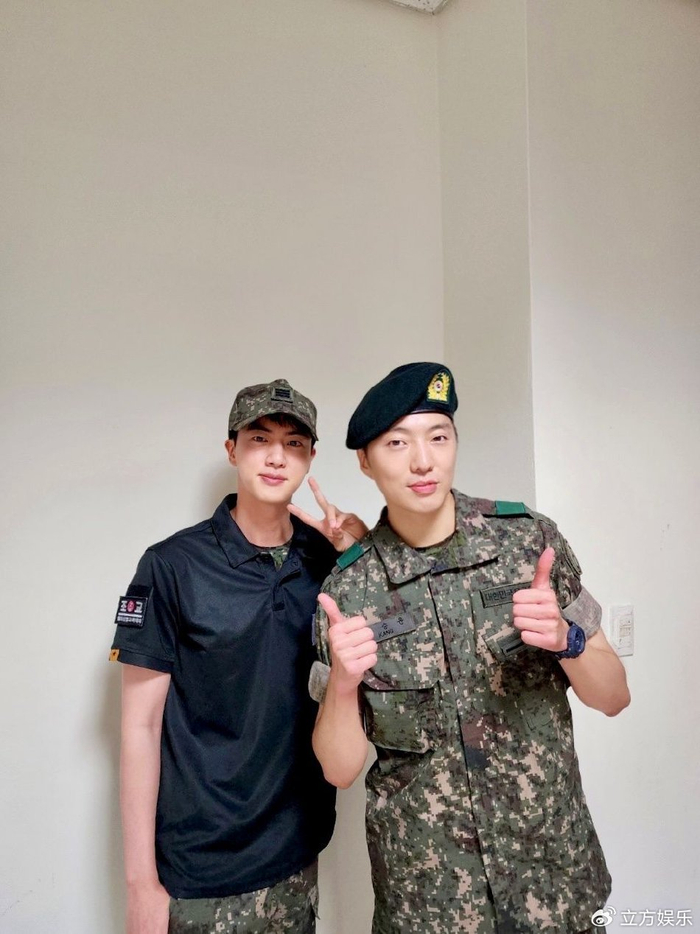 防弹金硕珍winner姜昇润合照 穿军装一起服兵役