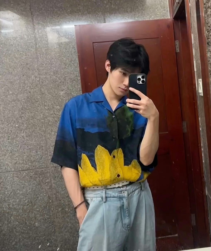 张真源晒最新随拍不是我说这个身材比例也太绝了吧