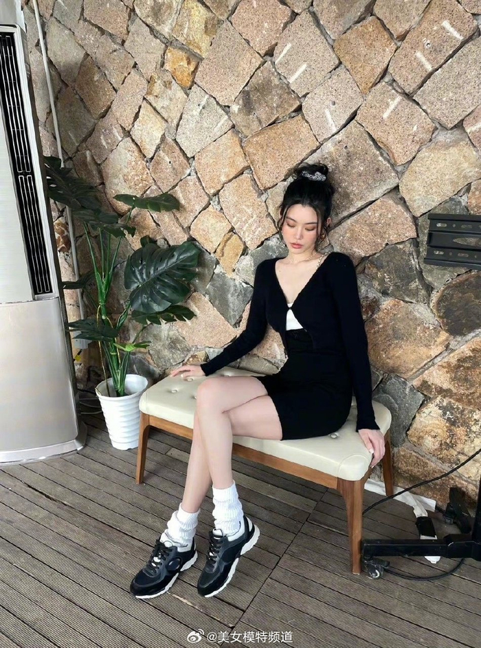 奚梦瑶穿黑色短裙秀好身材 锁骨清晰肤白腿长笑容满满