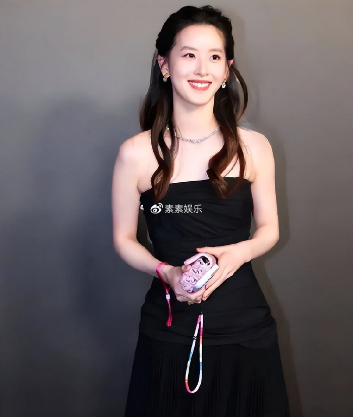 章泽天出席戛纳晚宴,黑裙包裹凸起的小腹,怀孕第3胎引发猜测