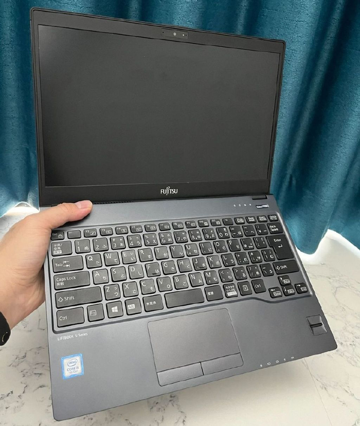 第一部是富士通u938,这是一部采用i5-7300u处理器的轻薄本,重量只有