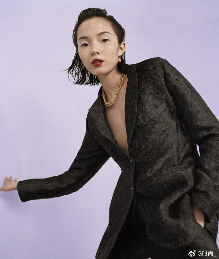 雎晓雯这气场厉害了,穿黑色v领西装配低跟鞋,秀长