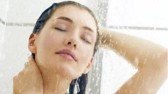 产后什么时候洗澡最合适，选这个时间，促进孕妈恢复，还没月子病