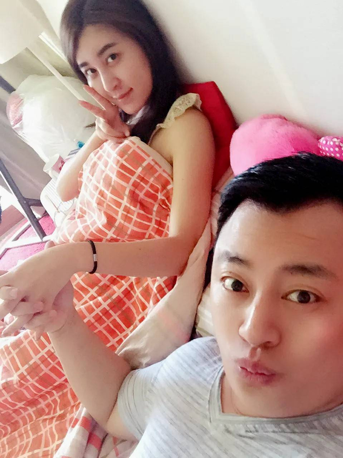 他们用自己的方式诠释着爱情的真谛,展现了他们作为夫妻的默契和幸福
