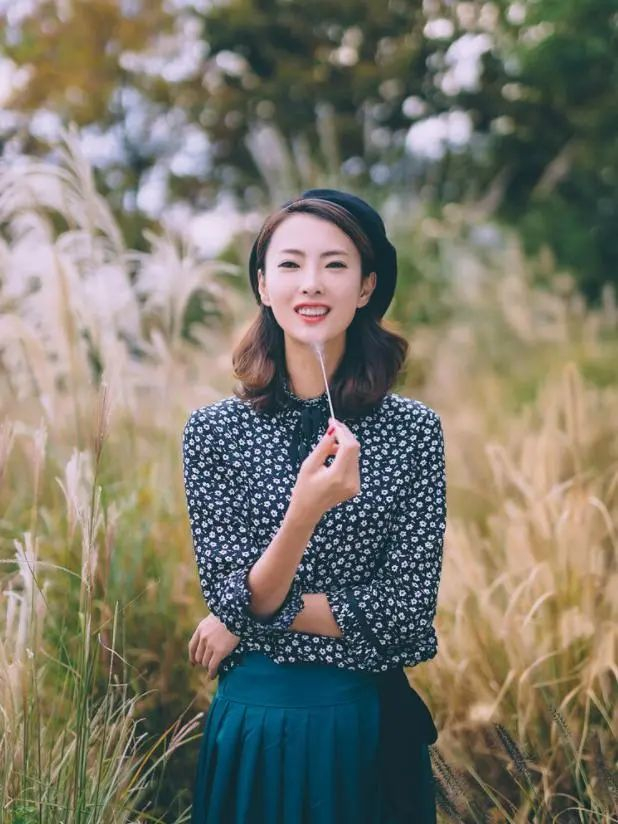 适合女生的8个拍照姿势简约好看拍照自然又漂亮