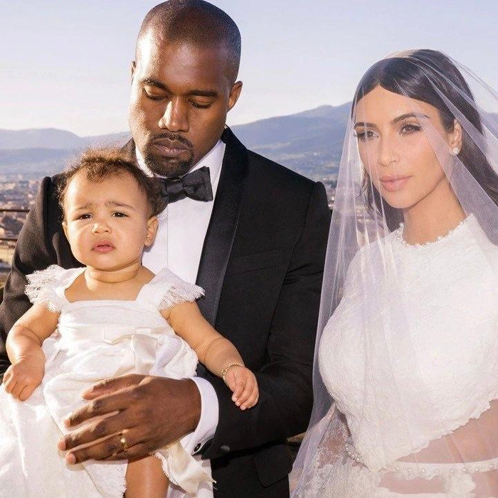 意难平金卡戴珊还保存着前夫侃爷设计的每一款yeezy服饰系列