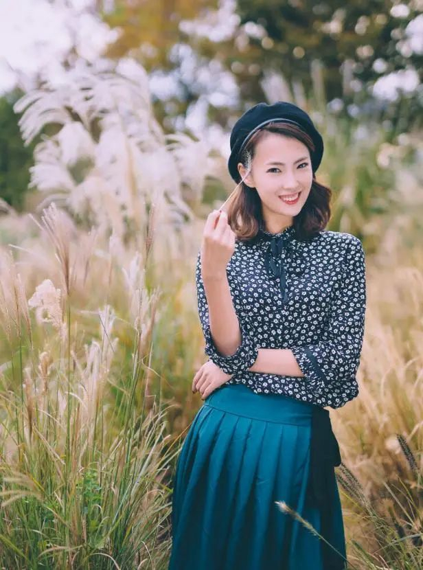 适合女生的8个拍照姿势简约好看拍照自然又漂亮