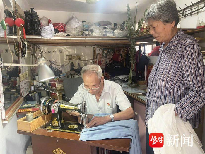 “缝补爷爷”连续26年自掏腰包为居民服务