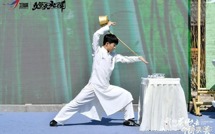 中拉开帷幕,民歌对唱《凤求凰》,《半壶纱》,民俗表演长嘴壶茶艺和