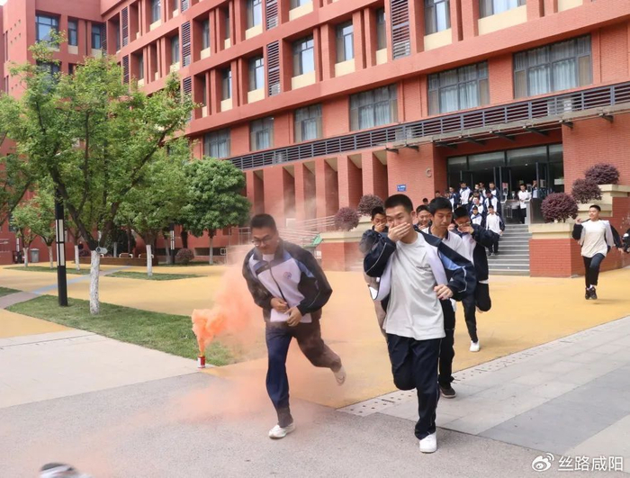 咸阳彩虹中学开展2024年春季消防安全疏散演练