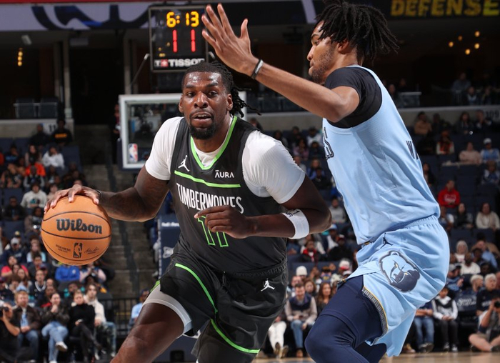 22分大胜超级黑马守住西部第一爱德华兹24分罗斯12分4助攻