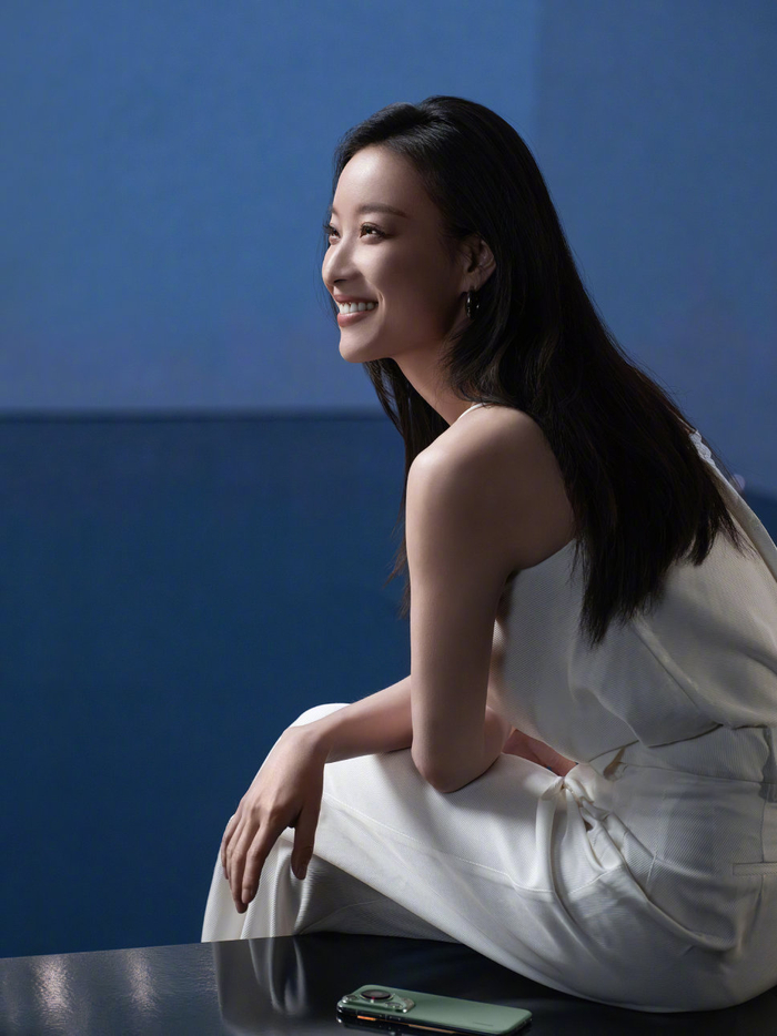 倪妮再度挑战自我,全新大片诠释黑白双面魅力!