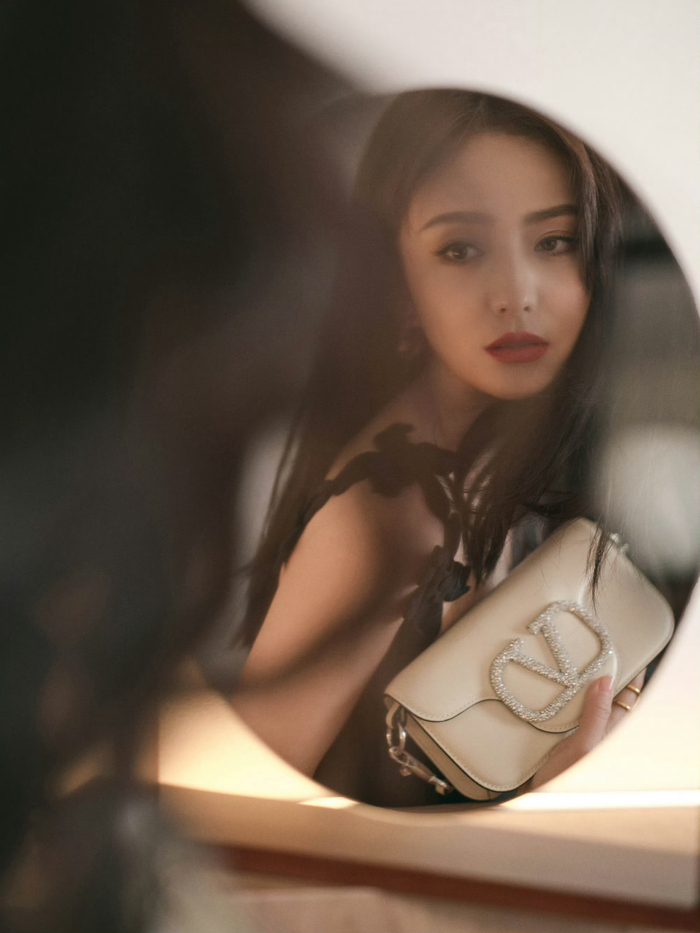 佟丽娅晒梧林打卡照优雅又随性气质满分