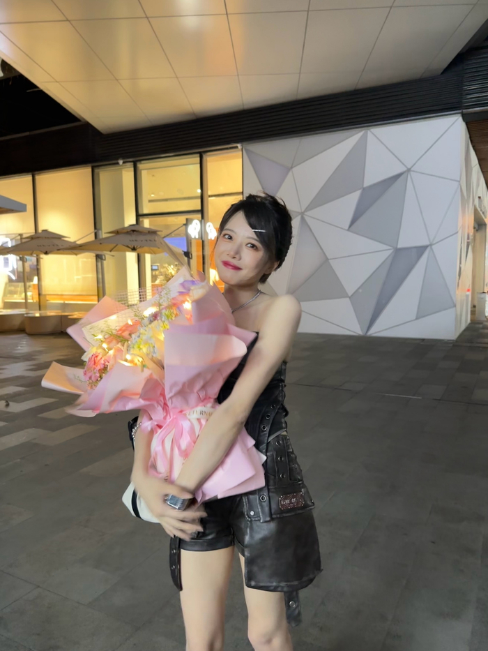 lpl女主持人骆歆晒照常规赛工作结束咯