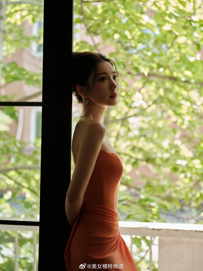 毛晓彤柿子色抹胸长裙