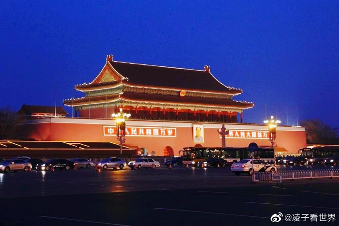 夜游北京城，最喜欢的就是天安门广场的夜景，高大的天安门城楼