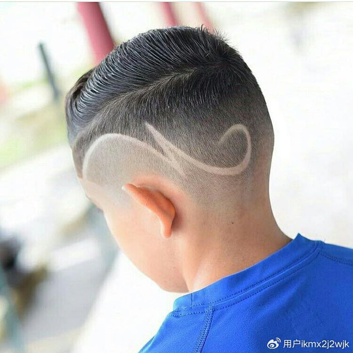 小男孩个性雕刻发型:时尚魅力,回头率百分百