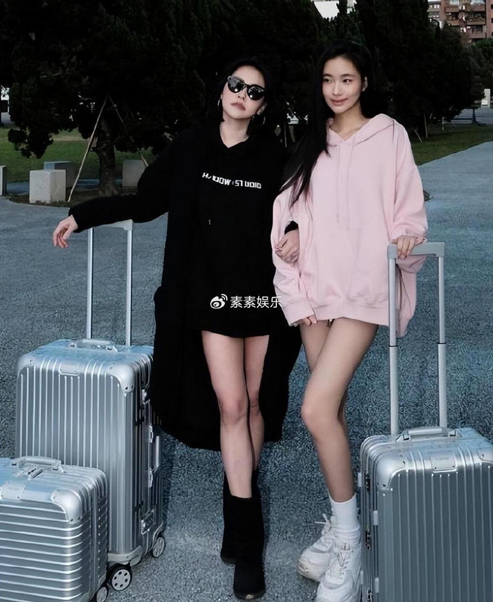 小s两个大女儿秀身材,姐妹相差2岁,遗传妈妈的美貌|许曦文|许韶恩