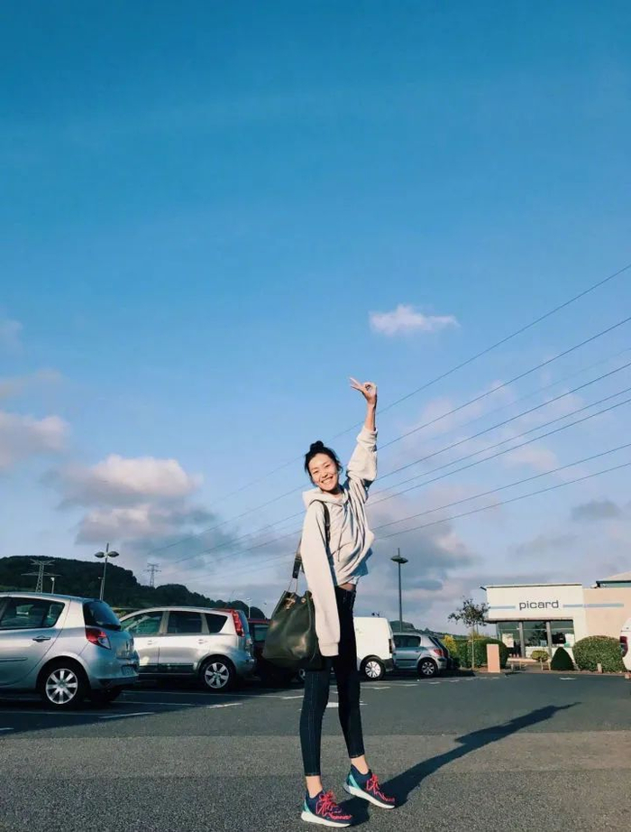 刘雯11个拍照姿势,拍照上镜自然又好看,行走的拍照教科书|教科书|刘雯