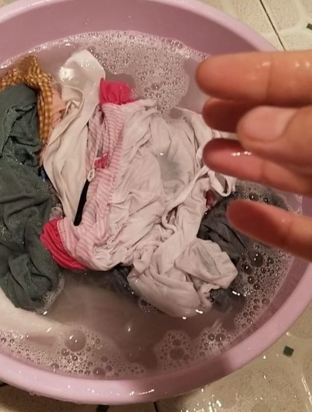洗衣服到底要不要浸泡1小时?许多人做错,难怪衣服都是臭的!