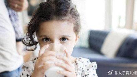 每天给孩子喝一盒牛奶，却依旧营养不良，原来是没有选对奶