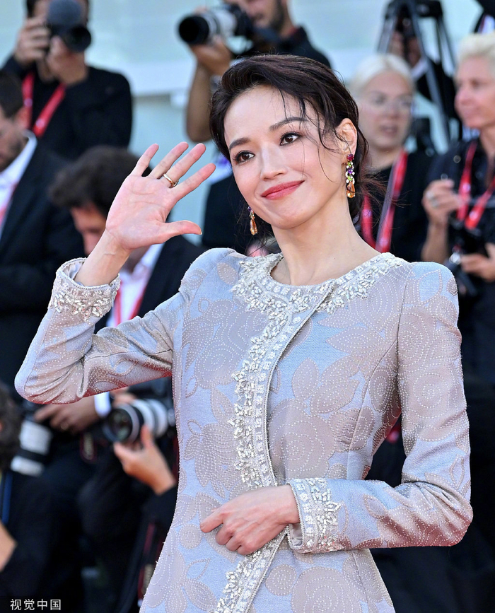 威尼斯电影节评委舒淇身穿armaniprivé高定亮相闭幕式