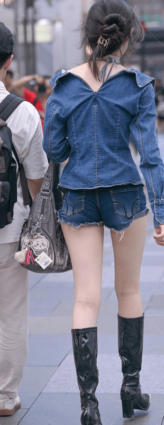 霸气与柔美 | 黑色皮靴 | 牛仔短裤风尚