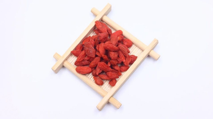 常吃枸杞,能给身体带来哪些好处?又有何注意事项?吃要