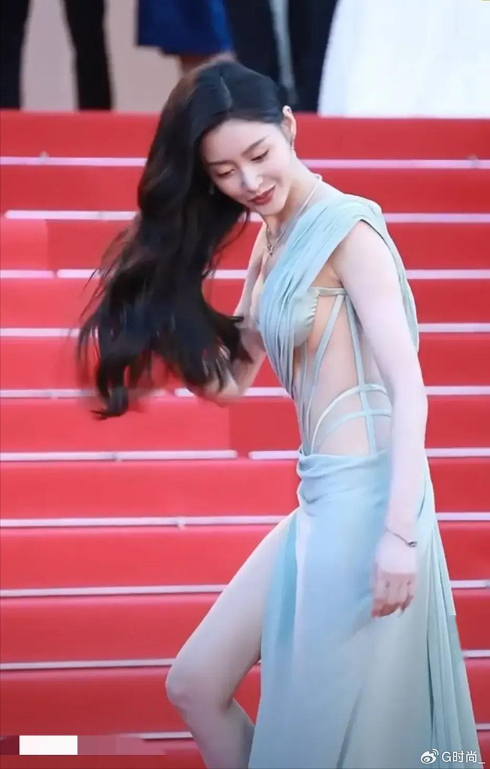 惊叹!33 岁张天爱戛纳装太夸张,全身镂空设计展现完美身材