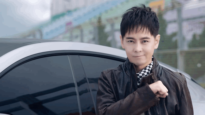林志颖在最新短片中,赛车服造型帅气有型……__财经头条