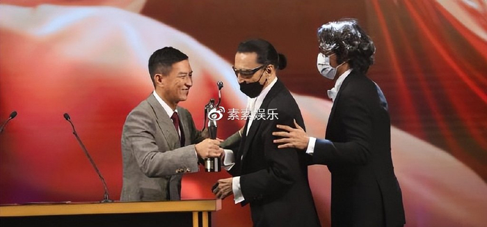 86岁谢贤现身,腿部消瘦靠枴杖支撑,这两年他是真的老了|马浚伟|合影|狄波拉|谢婷婷|林家栋_新浪新闻