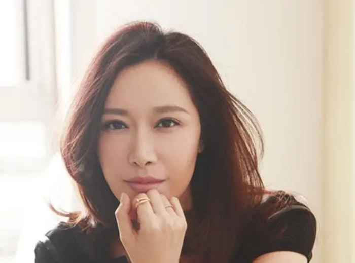 1977年6月30日出生于福建,后移民马来西亚,马来西亚籍华裔女演员,歌手