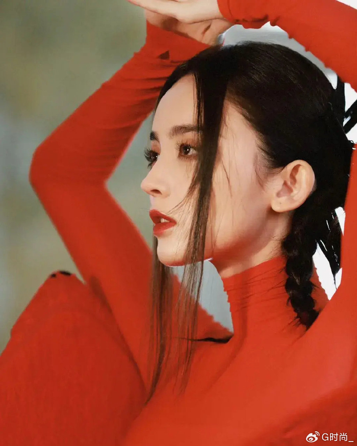 认识古力娜扎起初是源于邓超的电影《分手大师》,她一身红色泳装出场