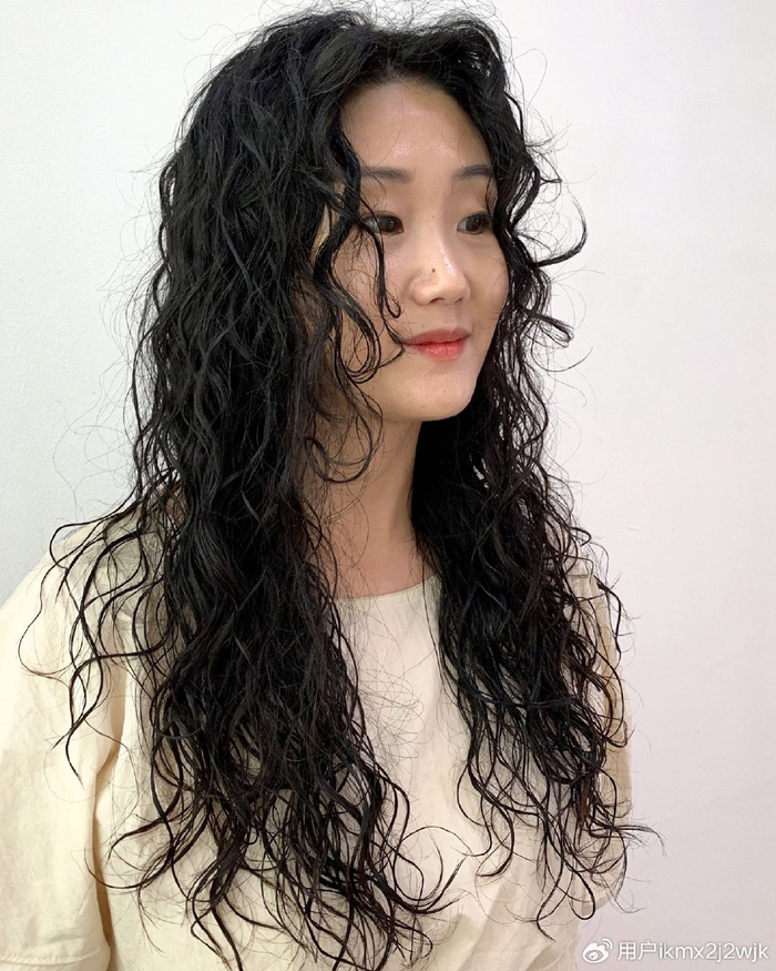 修颜锁骨发型彰显了女性的优雅与知性,而长发小卷烫发型则展现了女性