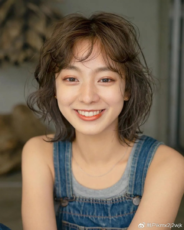 此外,齐脖短发烫发的打理也相对较为简单.