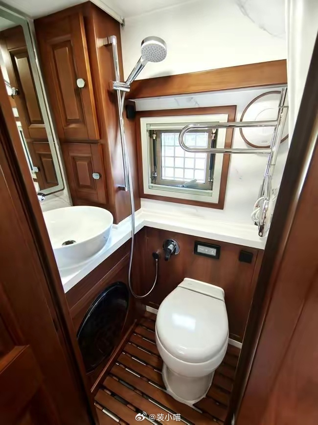 续航1000公里涉水达12米一汽解放越野房车有点酷