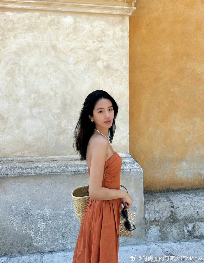 杨采钰在夏日南法的度假穿搭太米了吧