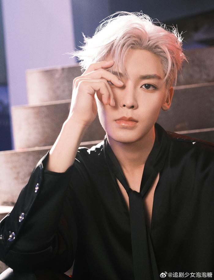 侯明昊生日写真大片送达 银发黑领带禁欲感十足……|侯明昊|银发|生日