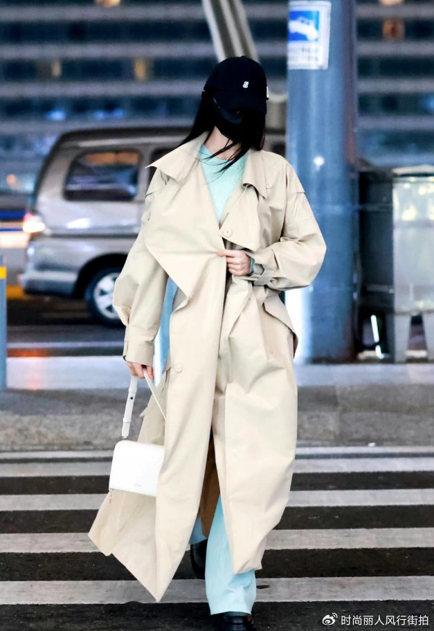 穿三万的风衣走路带风,变身拽姐超美|刘诗诗|风衣|阿玛尼_新浪新闻